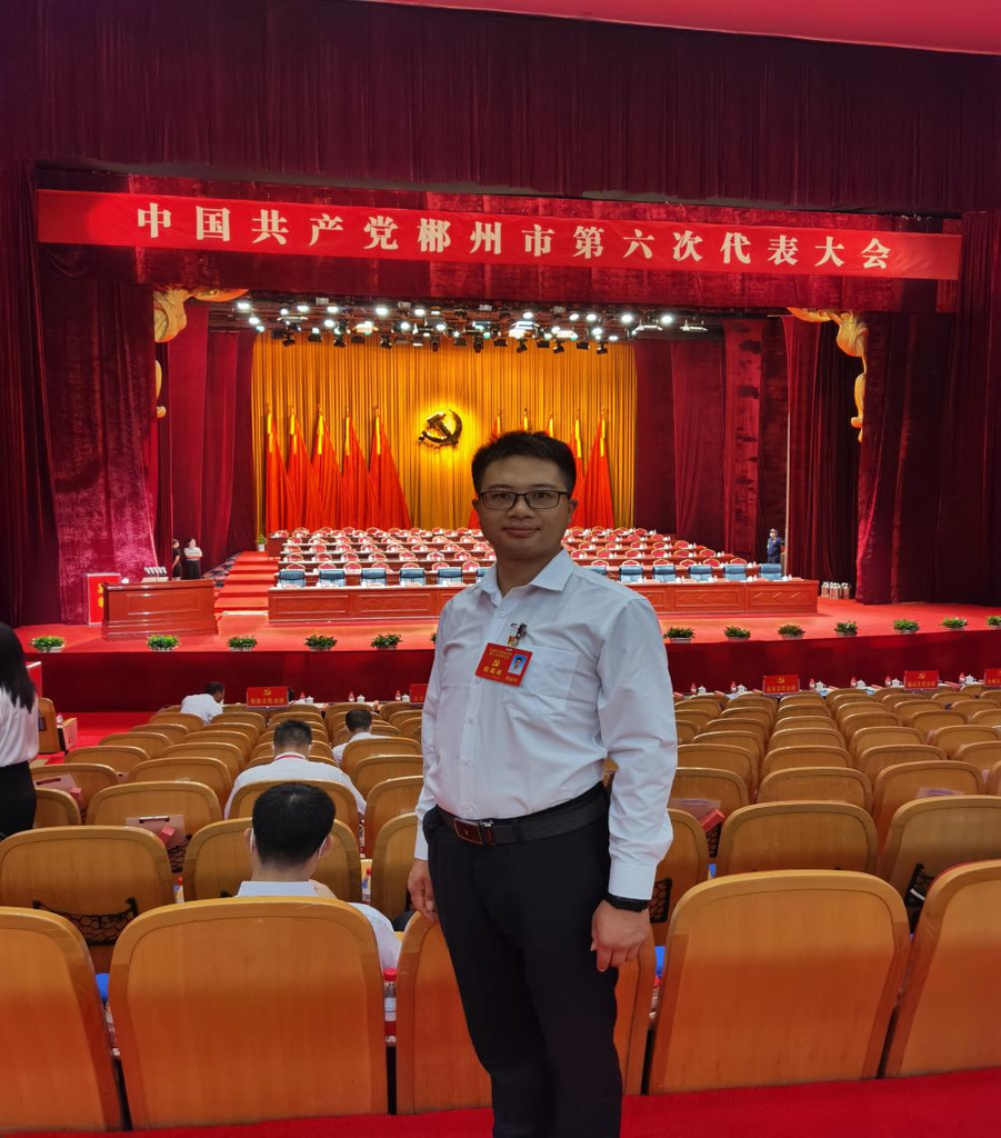 <strong>人物聚焦之一——荷叶中心校党支部书记</strong><strong>郭泽宇</strong><strong></strong>