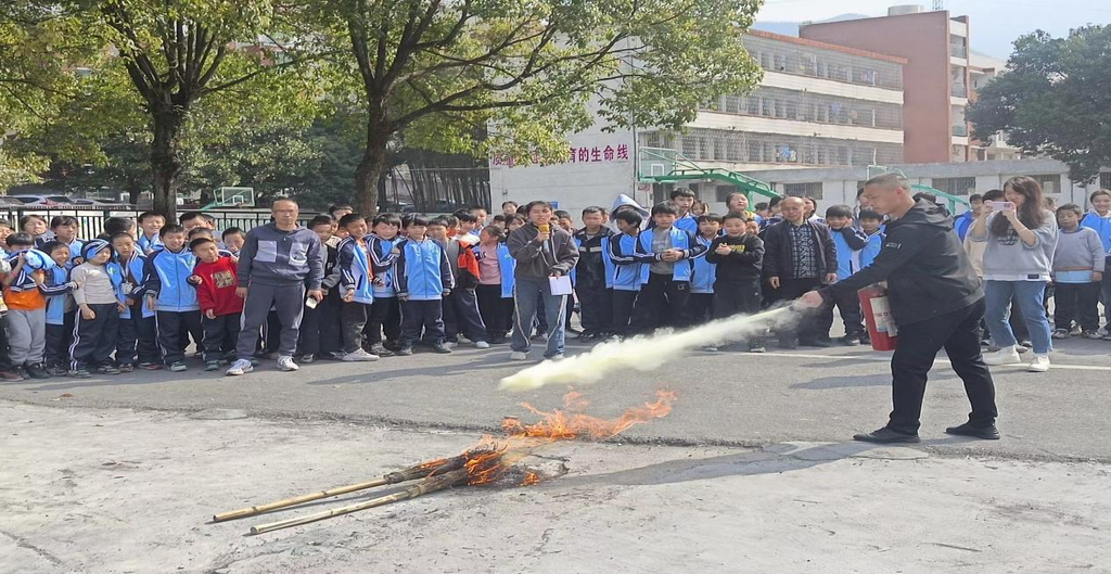 “消”除隐患，“防”患未然——2023年荷叶镇中心学校完小部开展消防安全应急演练活动